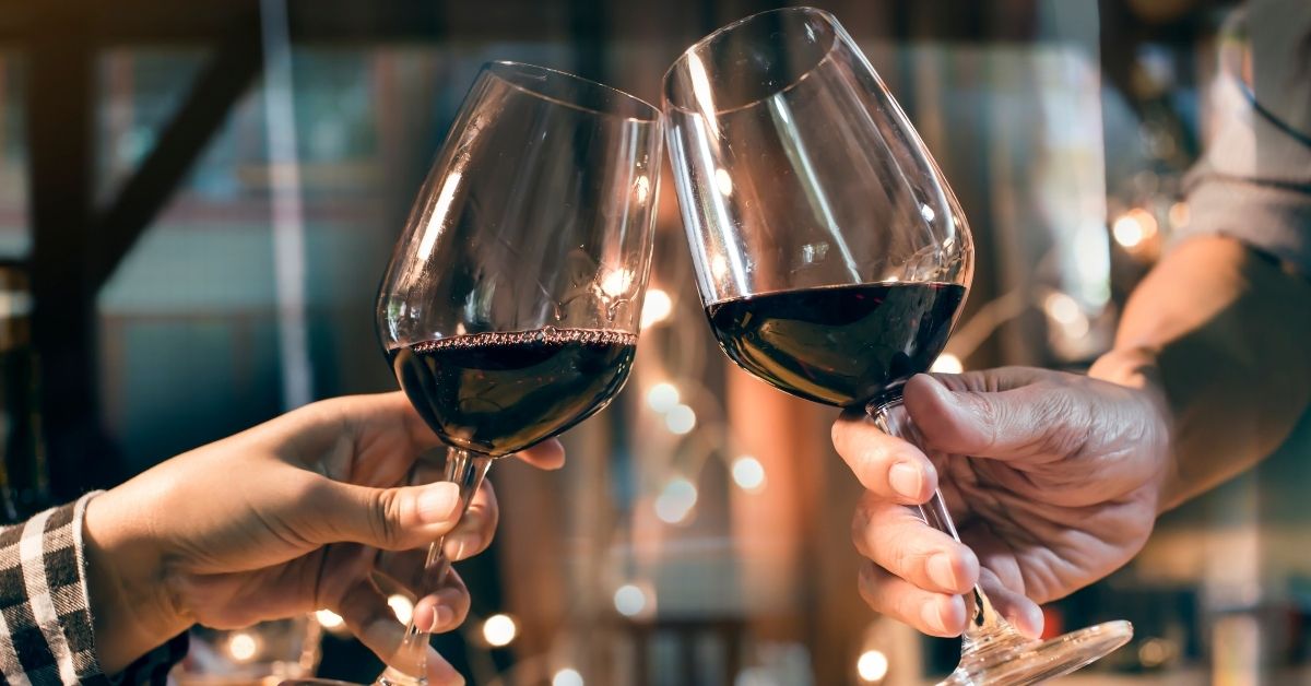 紅酒與美食搭配、品飲紅酒的愉悅氛圍，展現紅葡萄酒豐富感官享受