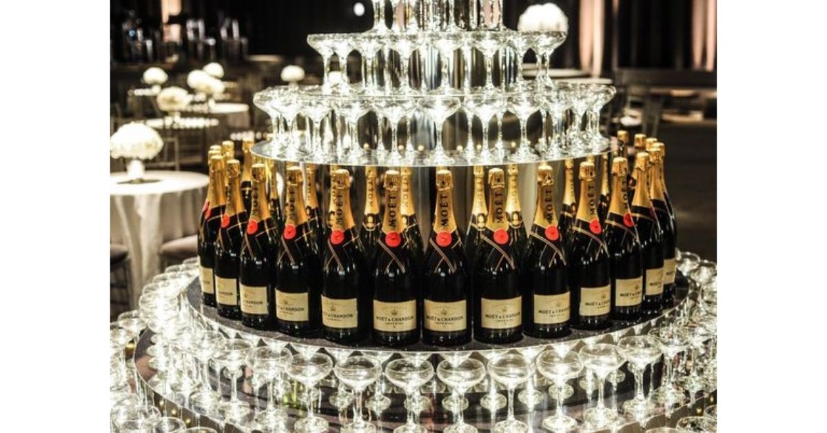 Moet & Chandon 酩悅香檳塔於聚會現場，展現法國香檳品牌在慶祝活動中的奢華與歡樂氛圍，是高級派對與婚禮常見的香檳儀式